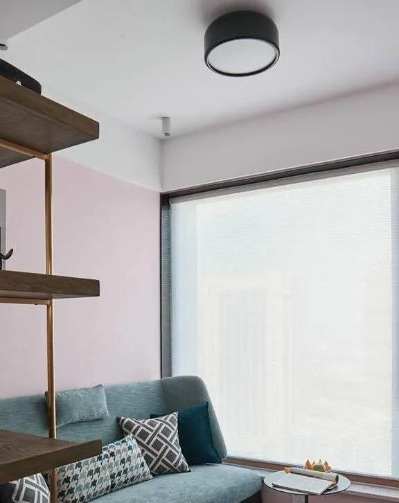 他坚持用飘窗取代客厅沙发,全屋轻松扩容一倍,收纳不输大户型