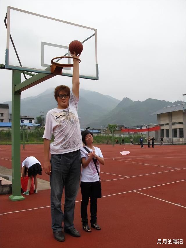 金州勇士队|“亚洲巨人”张欢，身高2.38米比姚明还高，成了资本的牺牲品