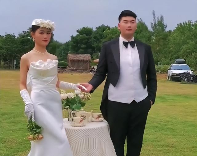 陈萌|陈萌小伟穿情侣装,发文表白肚中宝宝:你的出现让我有了思念的人