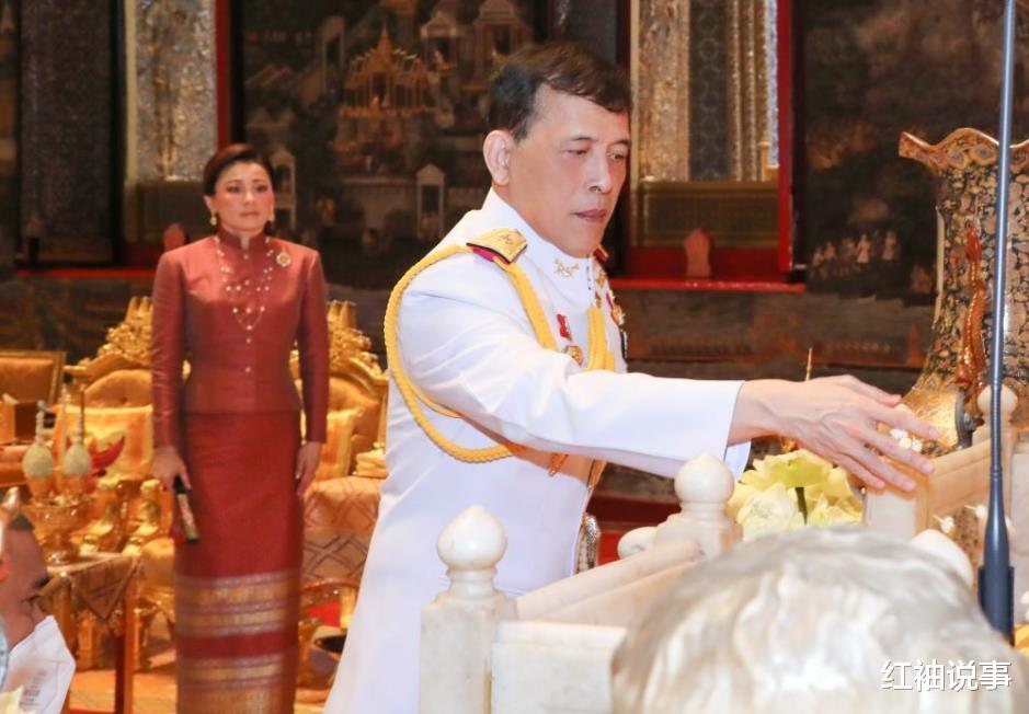 诗妮娜|泰国帝后感情已修复，深情对视甜过偶像剧，撇下37岁诗妮娜贵妃