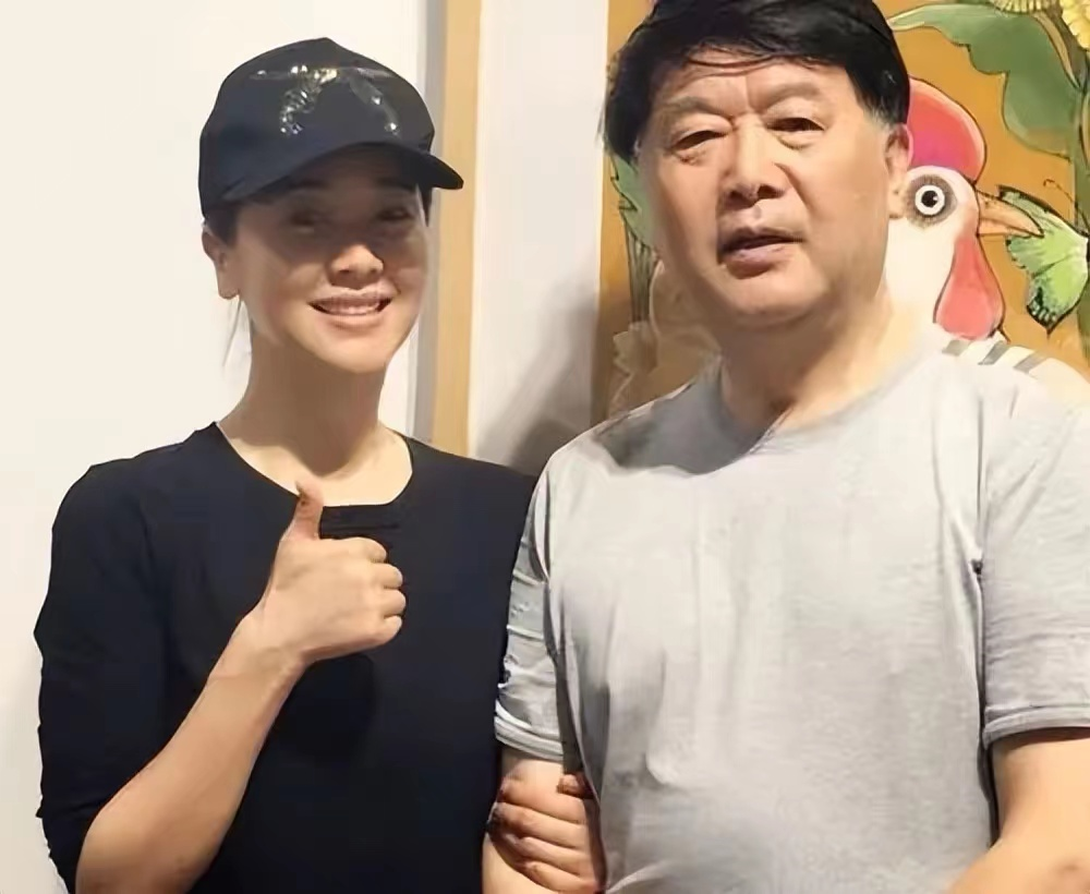左小青|左小青农村过节!素颜躺炕上嗑瓜子接地气,女儿颜值瞩目长腿吸睛
