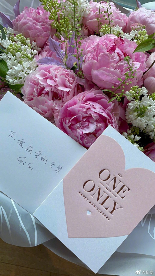 黎姿|黎姿晒合照庆结婚13周年纪念日，依偎在老公怀里甜蜜对视超幸福