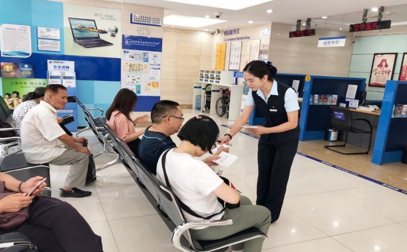 老人15年存了120万,儿子结婚想取出,银行:你还倒欠13万