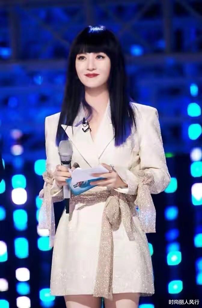 谢娜终于翻车！闷声干大事却被吐槽，新书封面照穿白裙变得好优雅