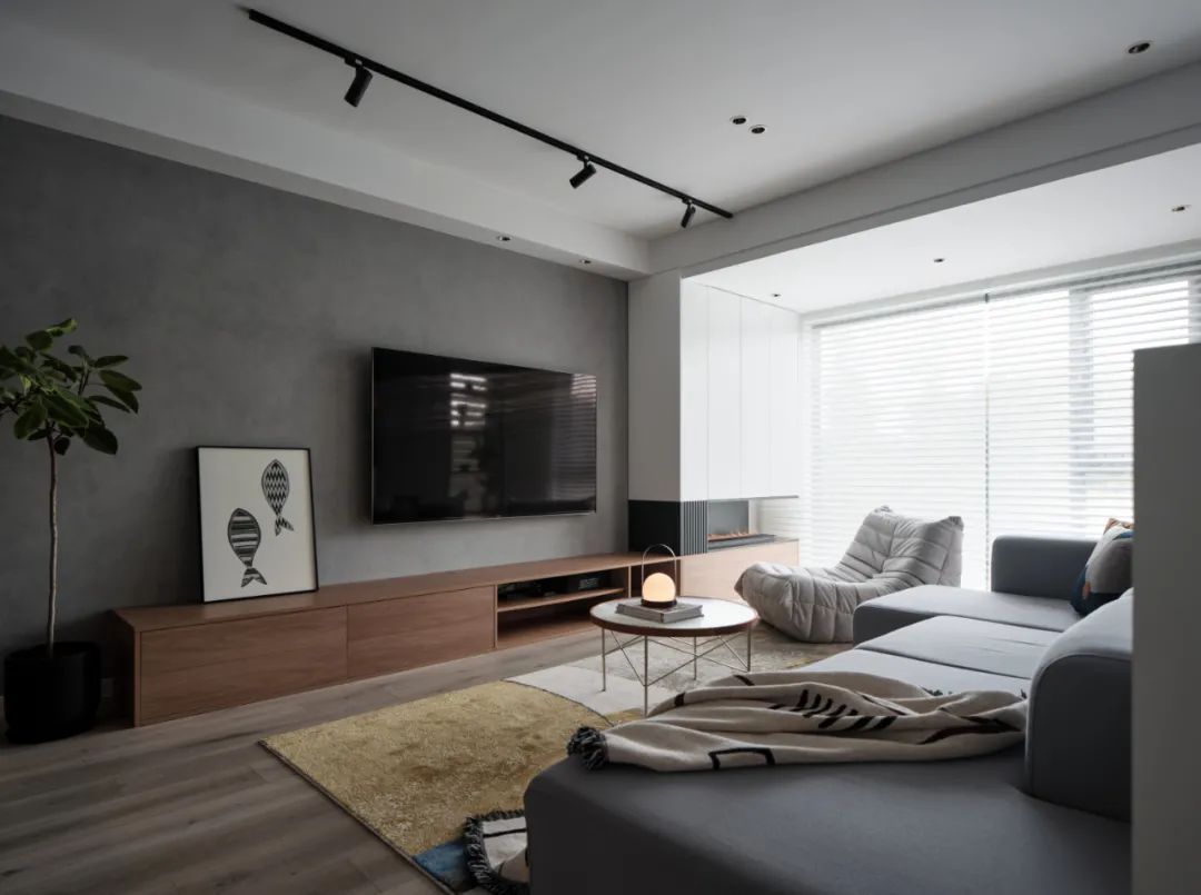 32岁男主靠自己买下125㎡房子,改造后和猫咪一起生活,轻松自在