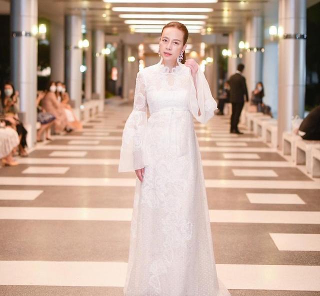 狙击手|55岁华裔富婆伍伦盼，参加泰王室小公主生日宴，穿仙气白裙很温柔