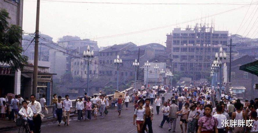 1999年“首富”牟其中入狱,妻儿远走德国,小姨子却始终不离不弃