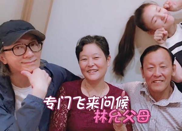 周星驰|周星驰坐飞机看望她父母，和星爷通话嗑瓜子，美人鱼2女主还是她