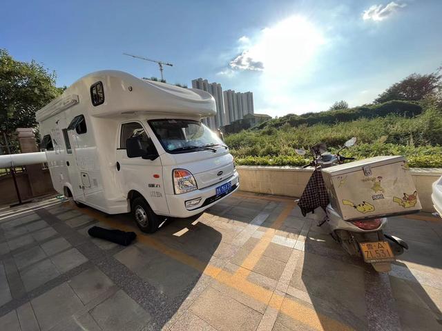 济南90后外卖小哥攒钱一年全款买房车，携妻女“仗剑走天涯”