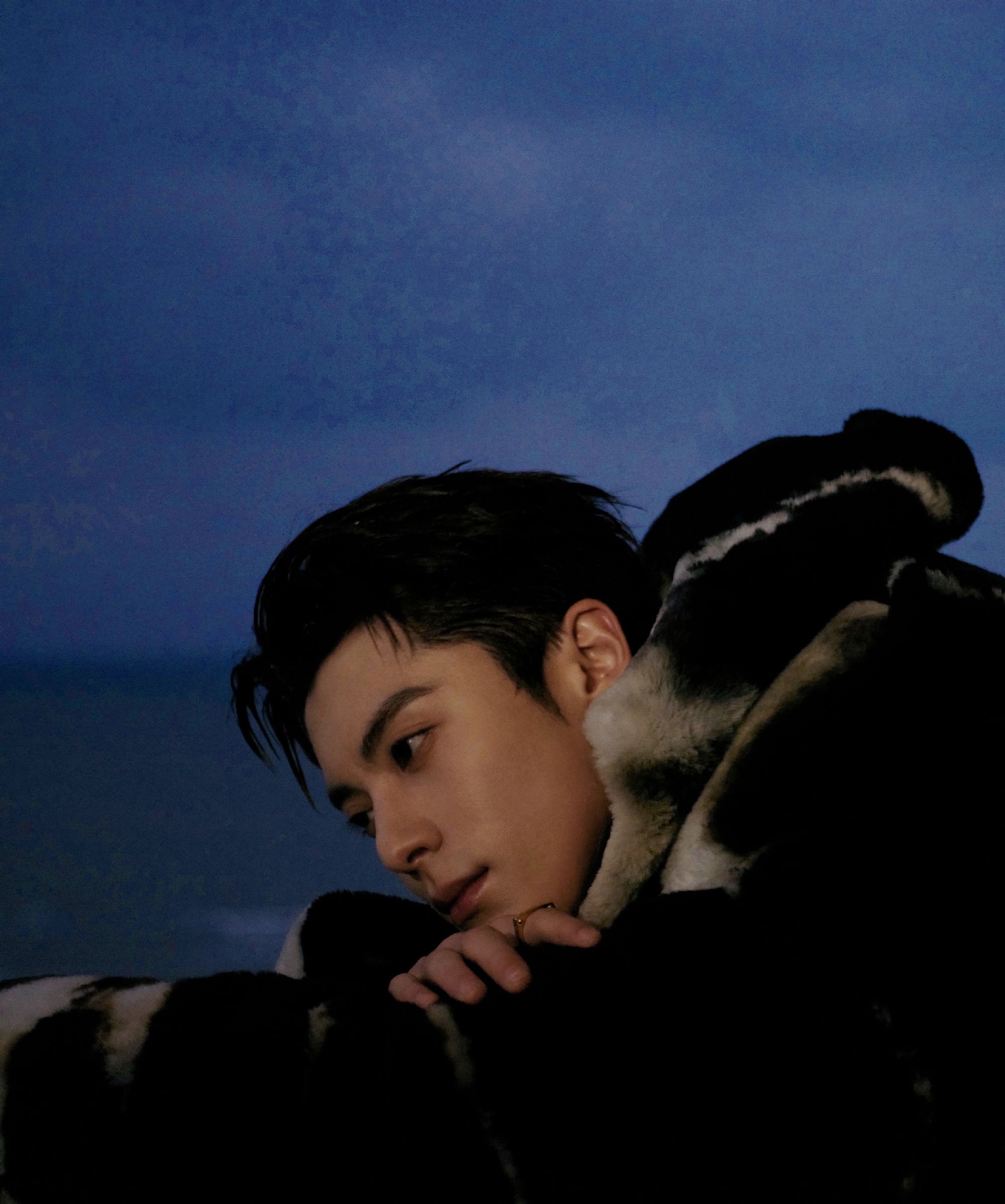 王鹤棣|被王鹤棣帅到了,穿貂参加活动热到吐舌头,五官清秀宛如霸总出街