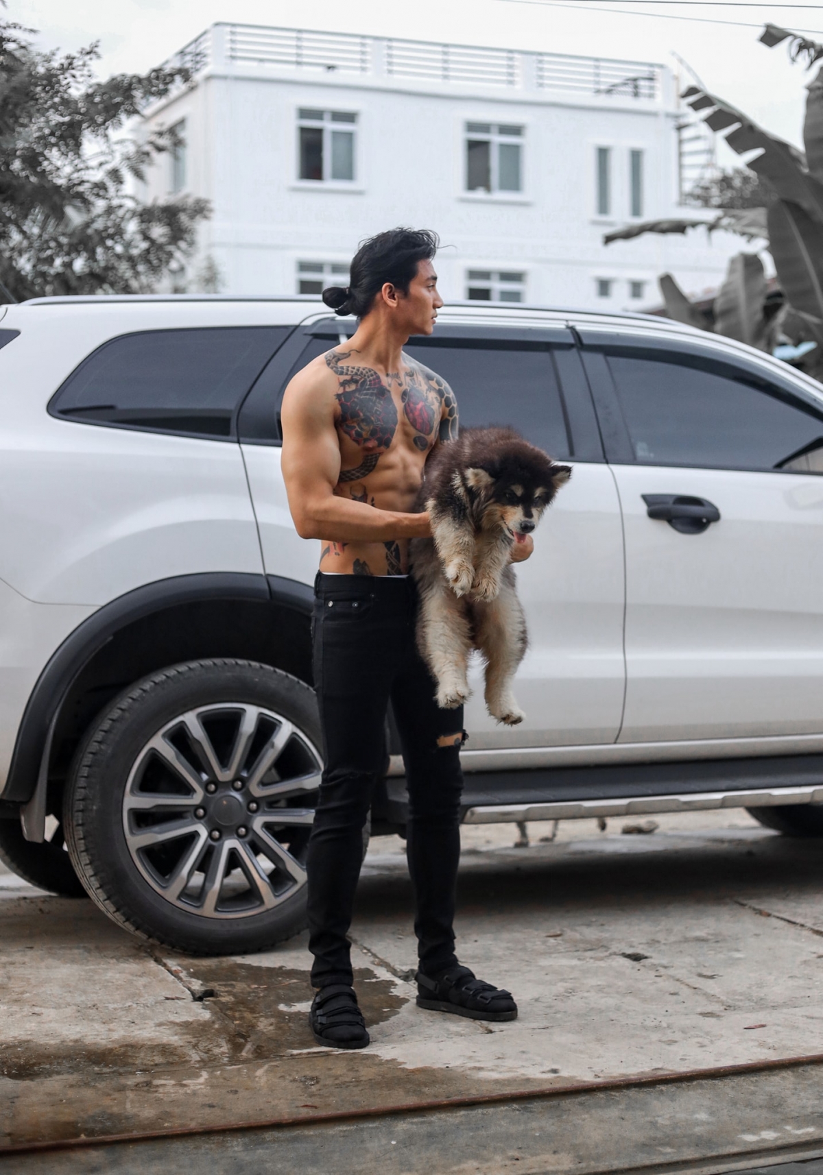 发型 轻松驾驭各种发型！「缅甸水行侠」曝光最新造型，剃光头也帅