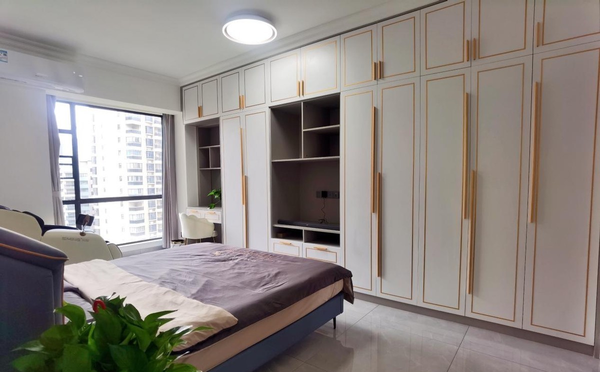 邻居家的现代轻奢风真的很酷,主调灰色用橘色点缀,很特别和精致