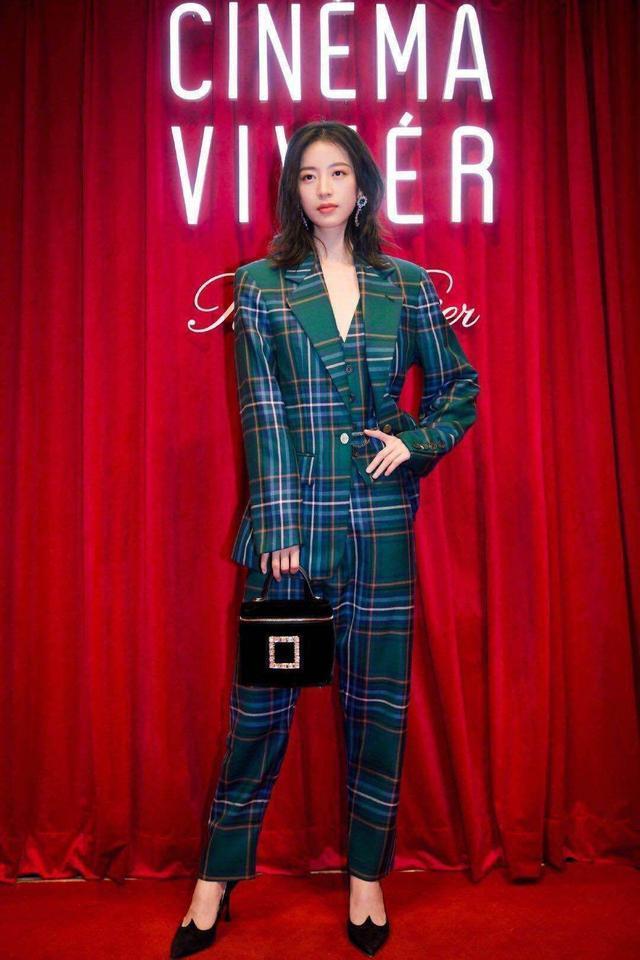 周雨彤|第一眼撞脸佟丽娅的周雨彤:热衷酷帅穿搭,满满时尚洋气赶脚……