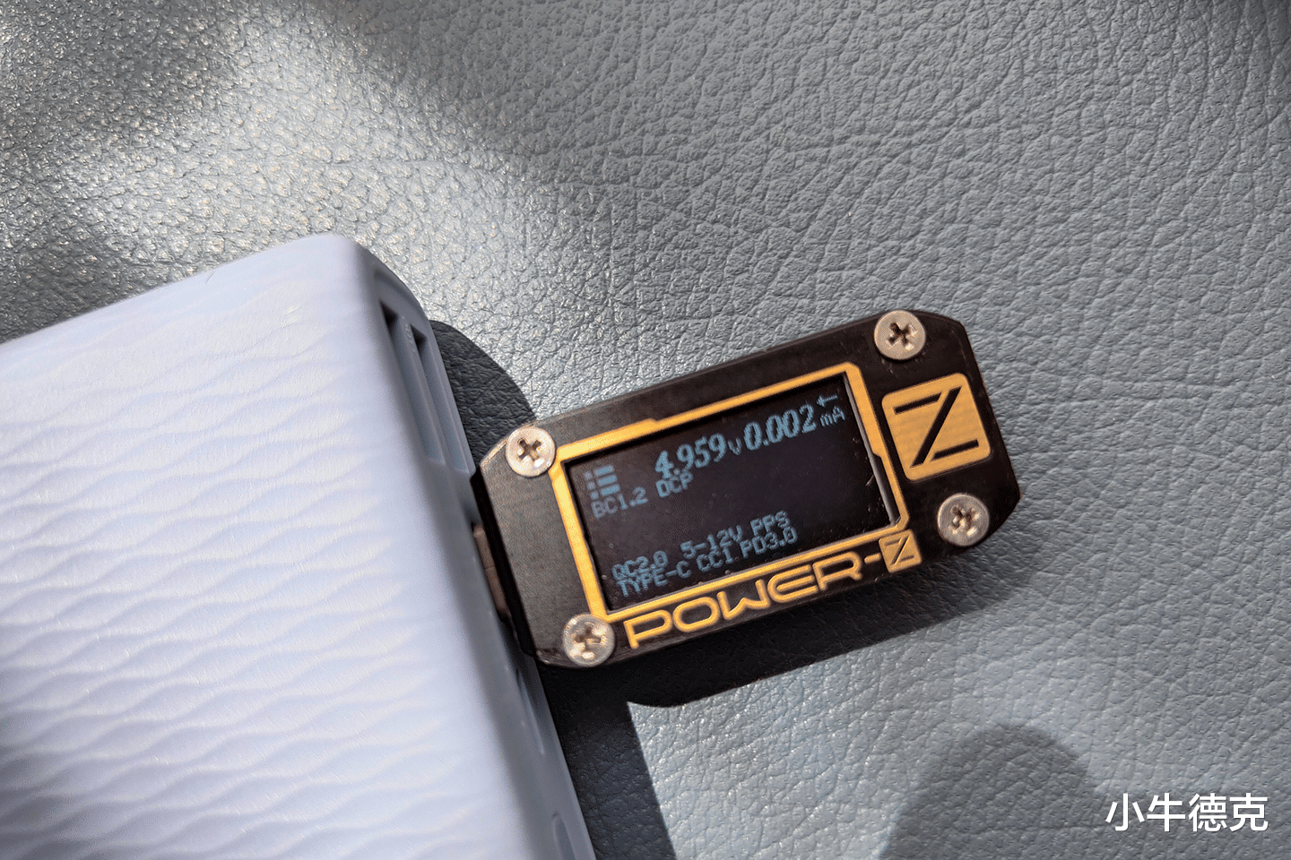 移动电源|巴掌大小,一手掌握,可一次充三台设备的高颜值移动电源