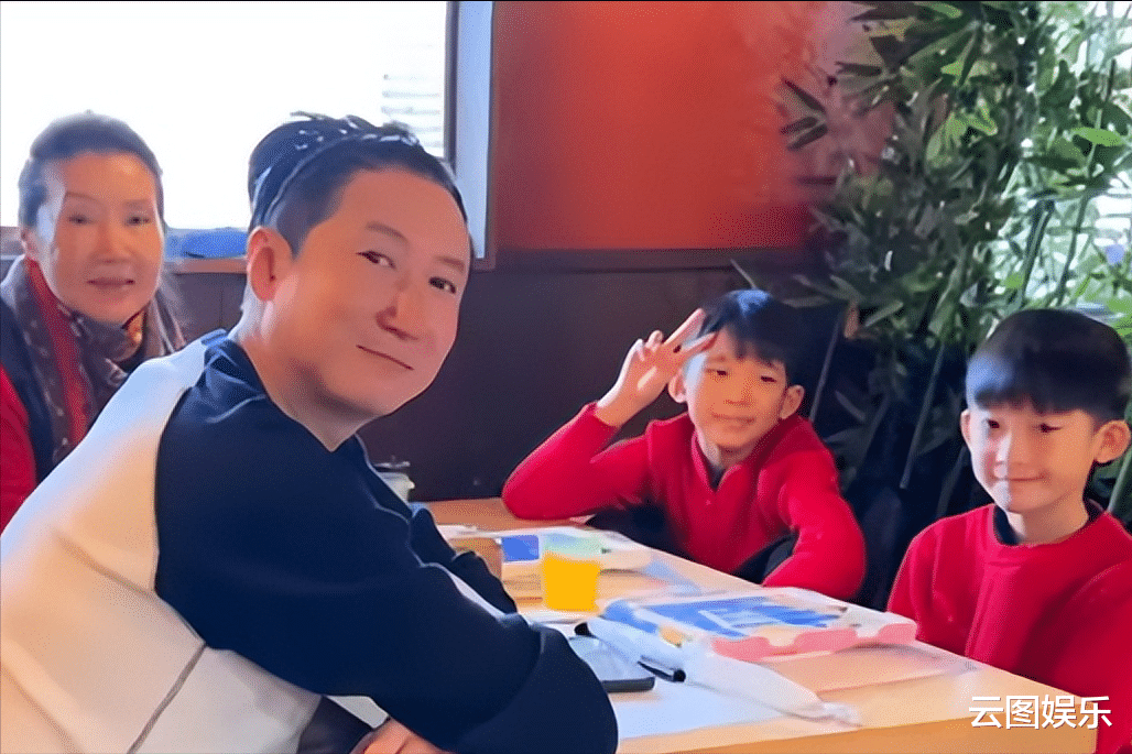 洪金宝|洪金宝前妻与儿孙在日本过年!吃鱼生采蘑菇很惬意,穿红衣精神好