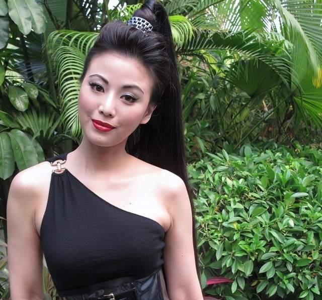 |香港知名女星风韵犹存！商演穿低胸裙遭咸猪手，悔婚后至今还单身