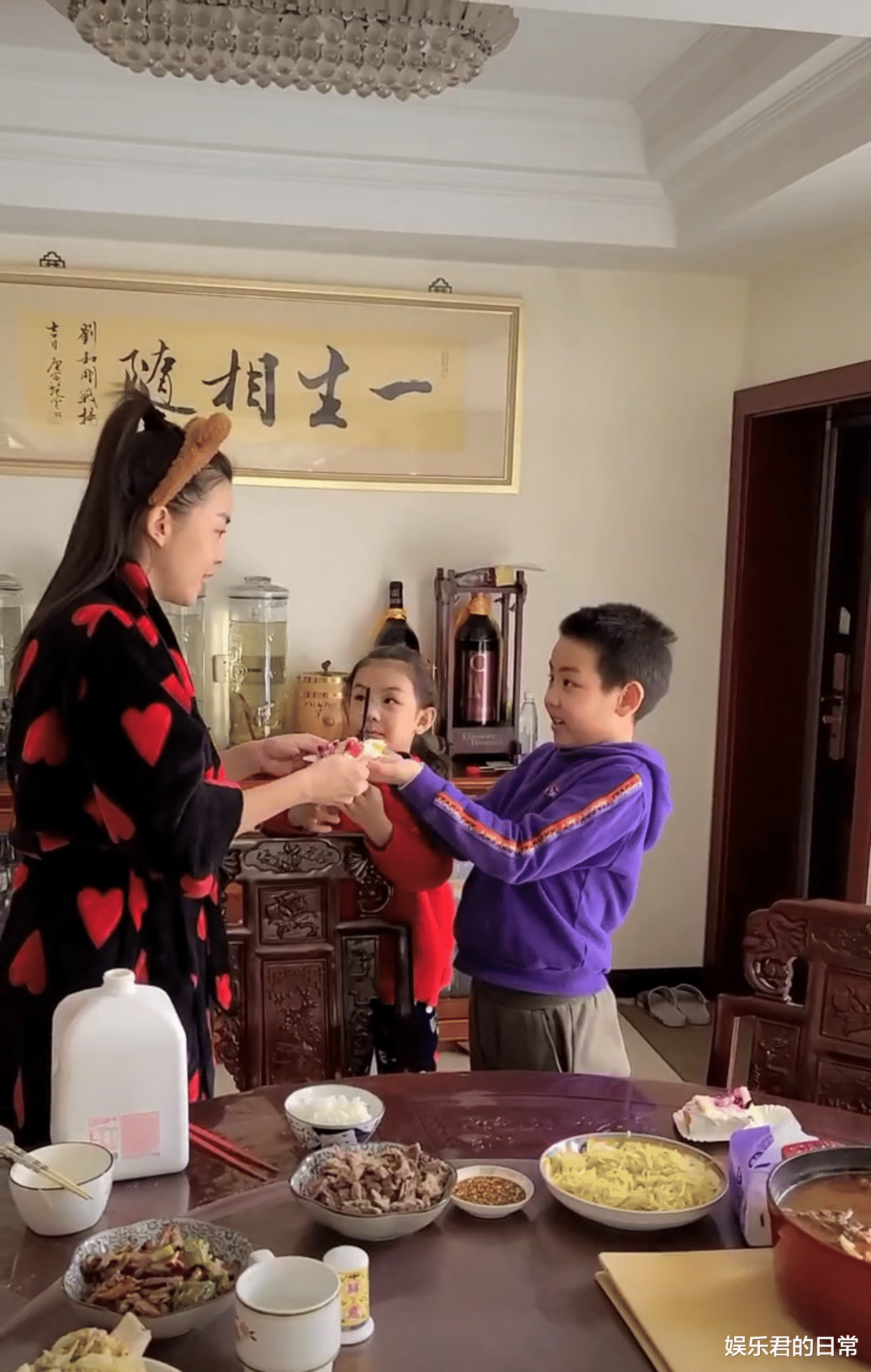 刘和刚|刘和刚给母亲低调庆生，一家八口吃家常小菜，十几瓶茅台意外抢镜