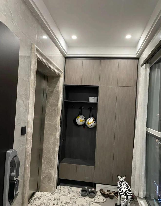 电梯入户的感觉真好，多出个入户花园，回家变得具备了一种仪式感