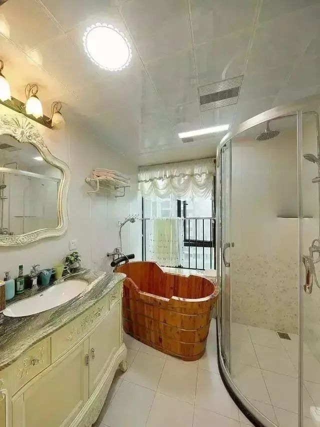 新房刚入住,朋友上门来参观,走进客厅一看都夸太漂亮了!