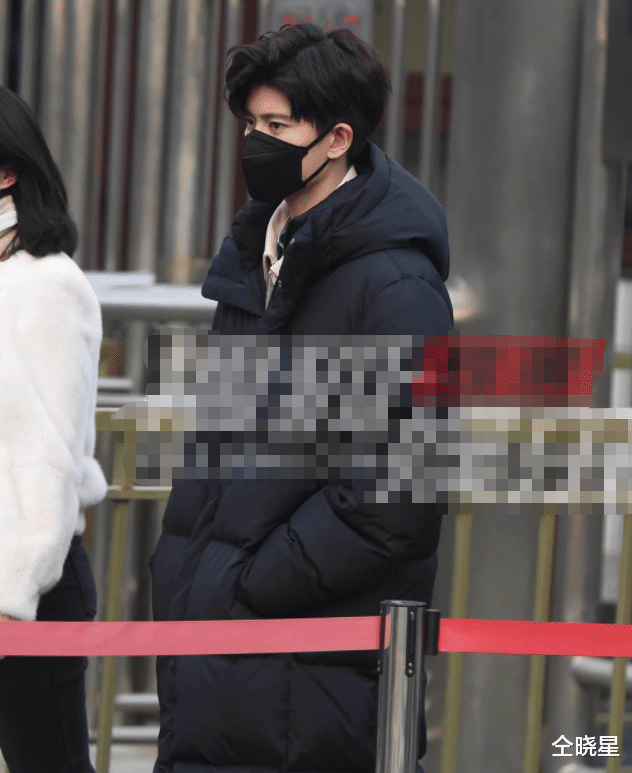 春晚|40余位明星现身春晚彩排，刘涛疑被趁乱搂秦海璐着2万大衣，“真假”贾玲闹乌龙