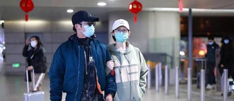 苗苗|郑恺女儿长得好像妈!一家三口走机场,苗苗穿健美裤肌肉腿好精致