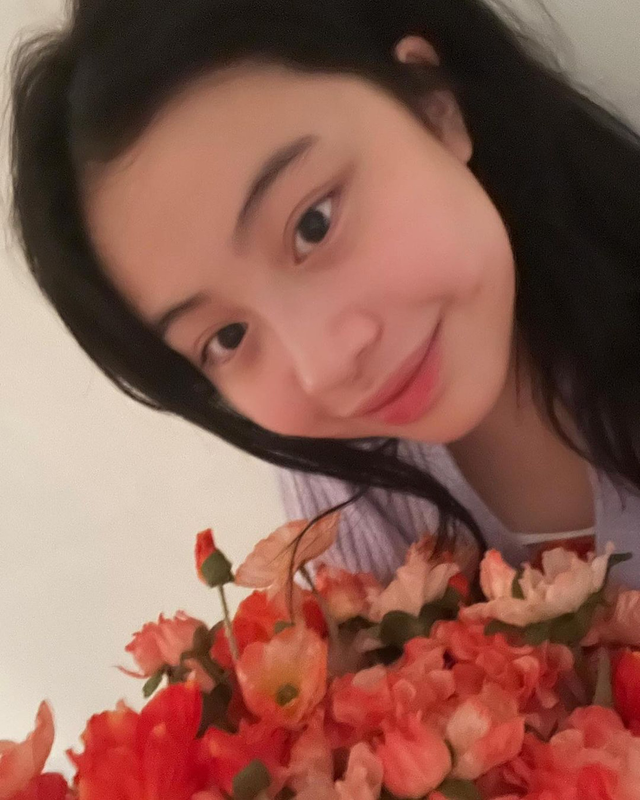 刘銮雄|刘銮雄甘比13岁女儿罕露面，手捧鲜花笑容甜美，超高颜值太抢眼