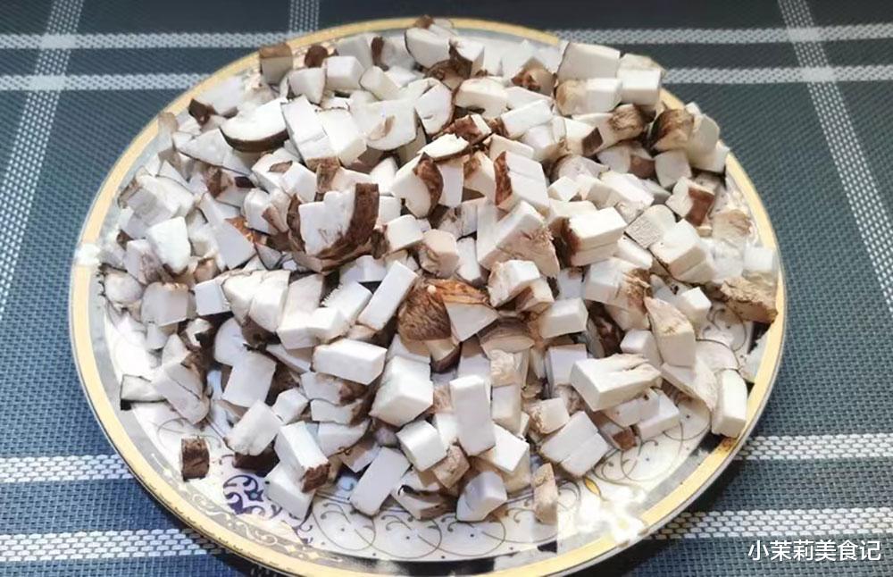 明日小雪，建议大家少吃腌菜和糯米，多吃4样，滋补强身温暖过冬