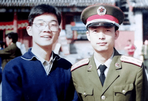 黄家驹|自认为很幽默,故意把黄家驹念成“黄家狗”,看到结局大快人心!