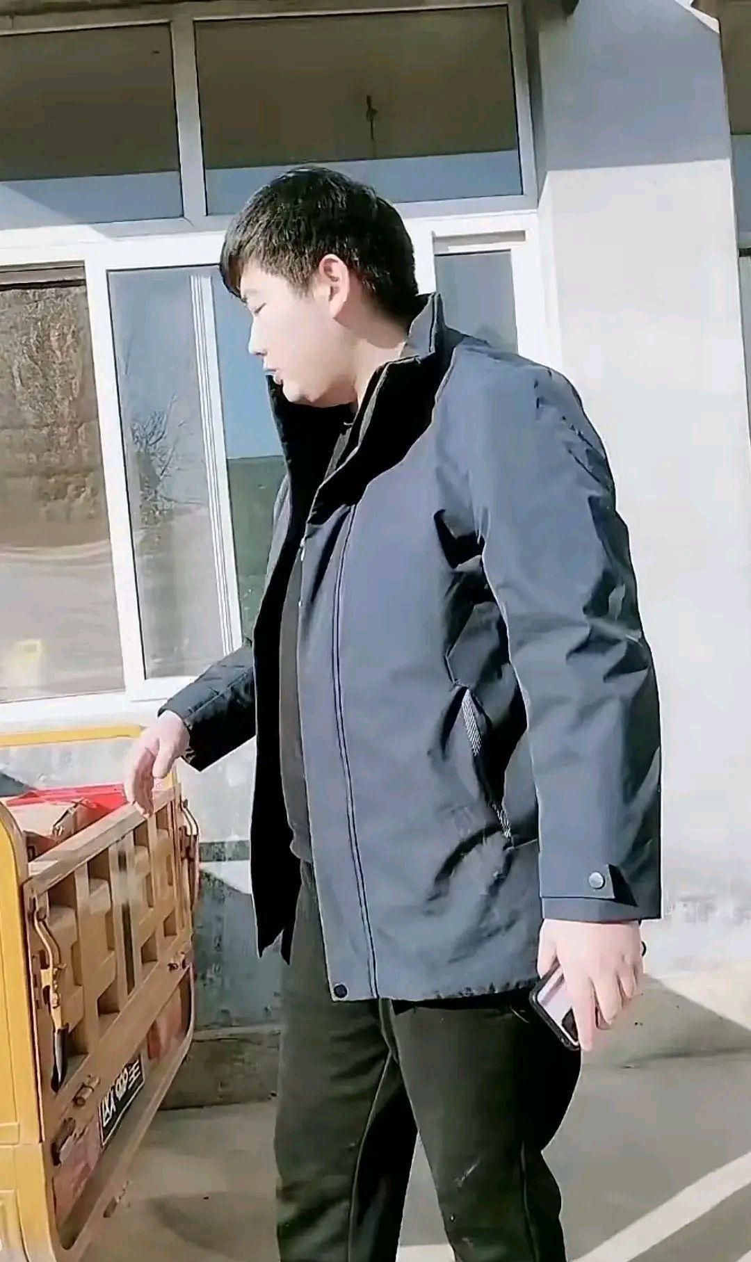 小伟婚后首次看望丈母娘,大衣哥准备了一大三轮车礼品,太豪横了