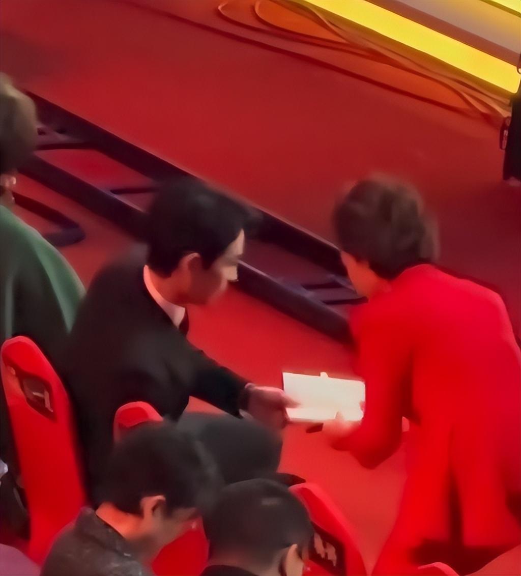 朱一龙|央视海霞找朱一龙签名:俩人高情商、彬彬有礼的行为,引网友热议