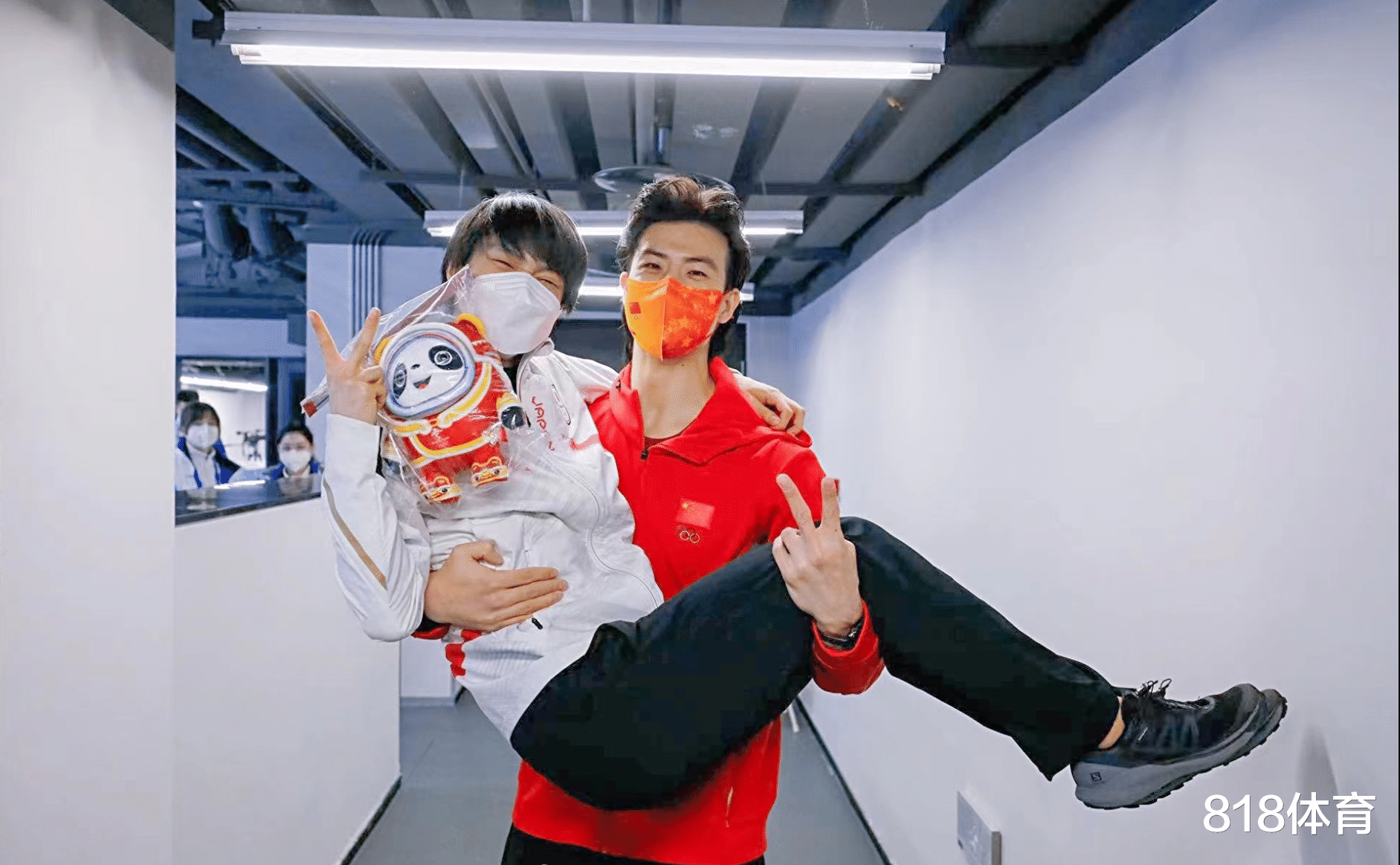 冰墩墩|笑喷! 羽生结弦喜提马达引擎赠送限量版冰墩墩, 柳鑫宇6度公主抱羽生