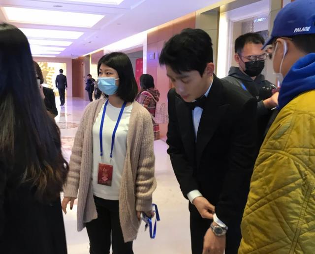 朱一龙|180cm朱一龙现实中长啥样?活动被拍生图,网友:生图令人意外