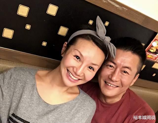 高曙光|高曙光与富婆妻子庆结婚七周年!同框画面好温馨,相差17岁无代沟