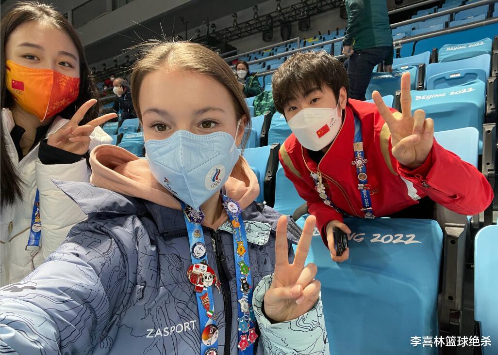 隋文静|“千金”晒与葱桶组合闭幕式合影！隋文静搞怪了，韩聪这次很听话