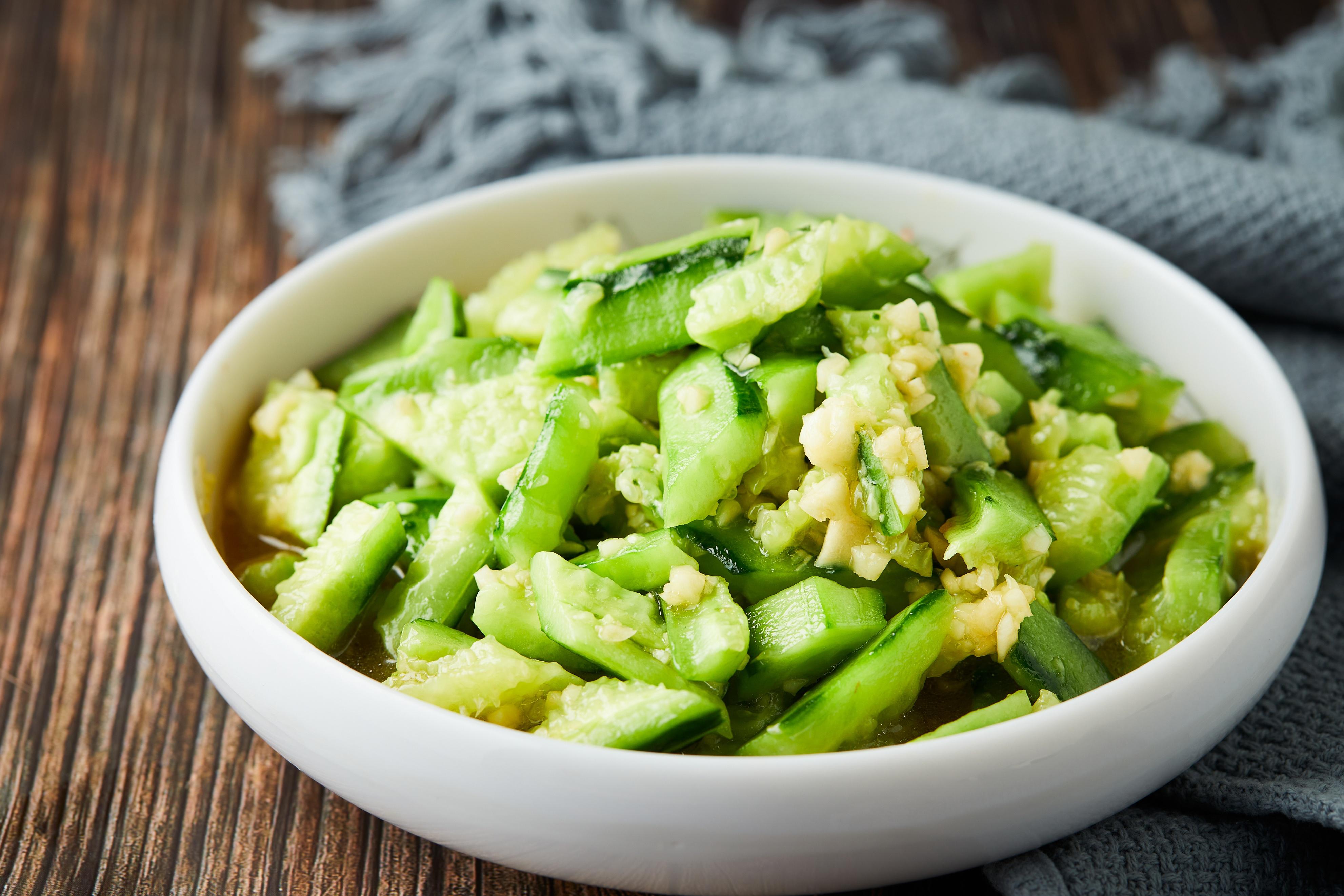 炸油条多家餐馆拍黄瓜被罚5000元以后下馆子还能拍黄瓜吗