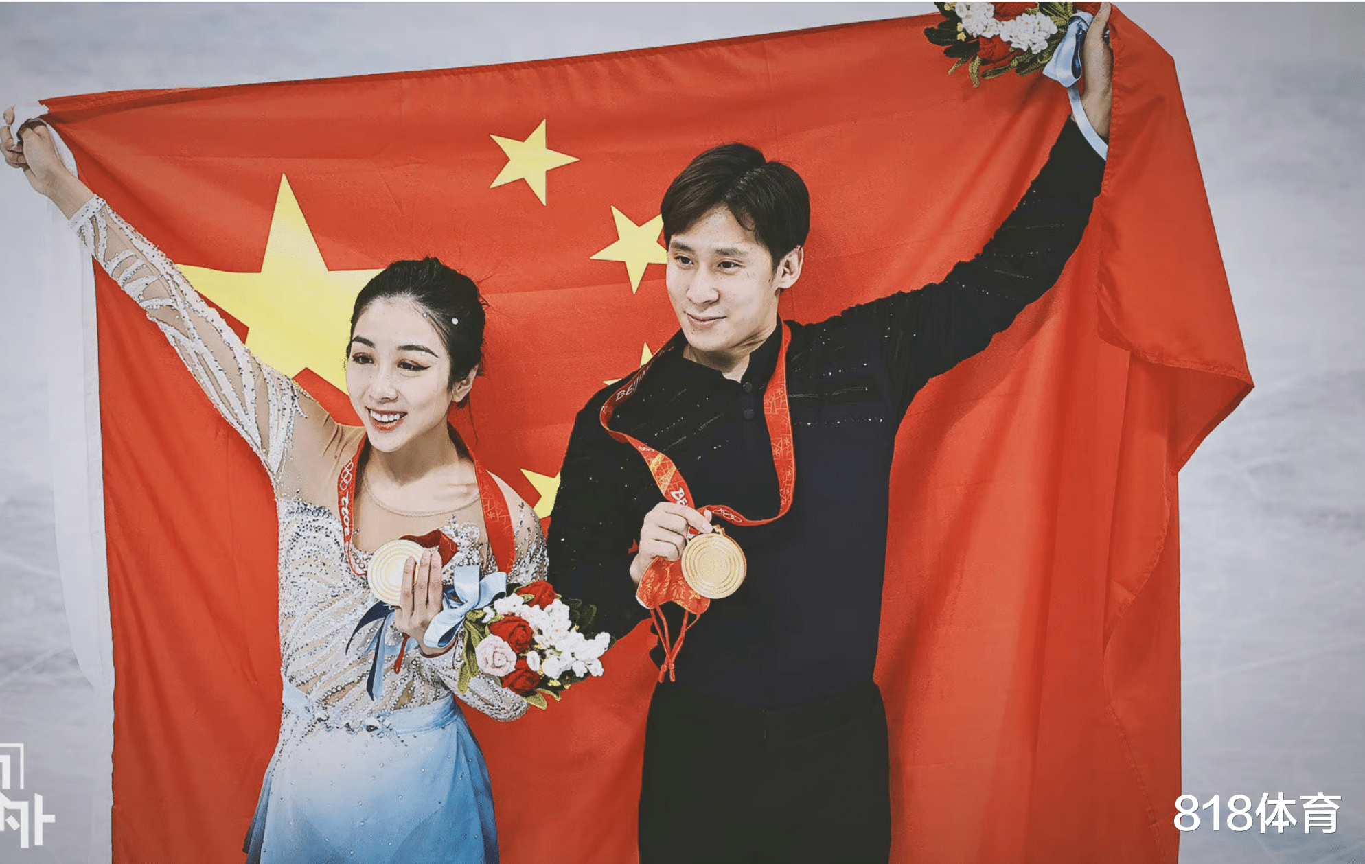 韩聪|整活! 葱桶合影银牌铜牌, 隋文静要求交换搭档, 韩聪无奈踮脚同框俄美女