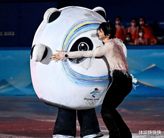 冰墩墩|画面被切了！你可能没看到羽生结弦贴抱冰墩墩，隋文静扑倒冰墩墩！