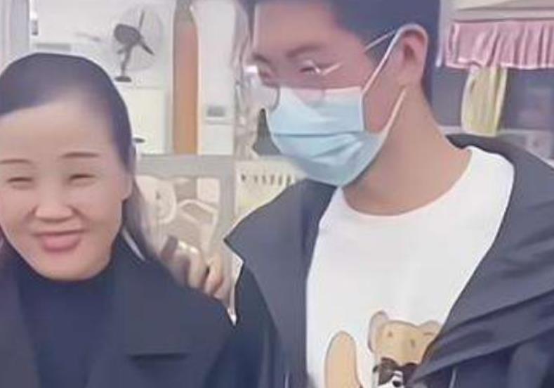 深圳市|孙海洋找回孙卓后,送儿子上学前手拿香烟,孙妈妈为儿子拉拉链