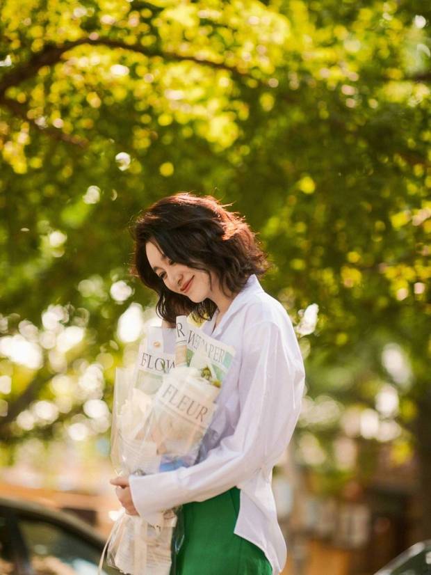 46岁李小冉被老公宠成了公主！穿衬衫+短裤，尽显初恋女孩的气质