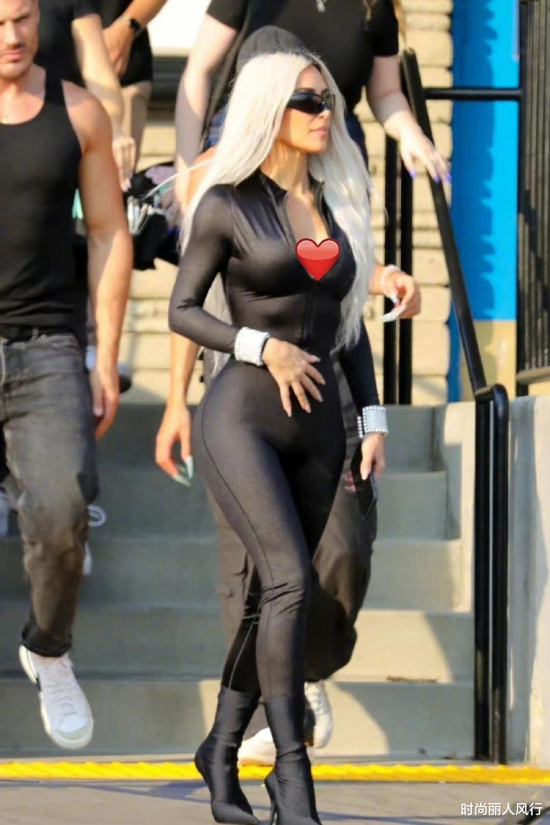 金·卡戴珊|金卡戴珊最新亮相辣翻!穿黑色紧身衣排场大,瘦到蜜桃臀都小一圈