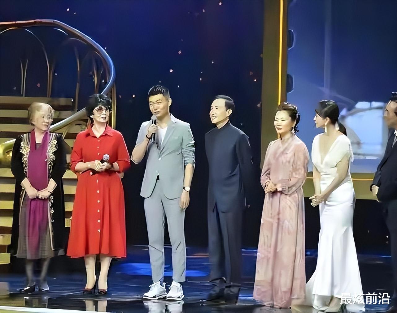 何赛飞人到60岁也不服老,穿碎花裙优雅时髦,好状态不输年轻姑娘