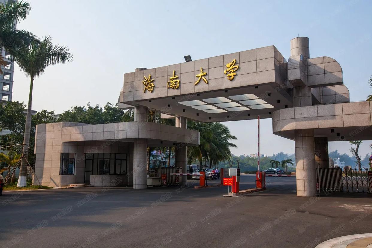 海大一男生偷拍被发现,学校给予留校察看处分,校园偷拍何时休?