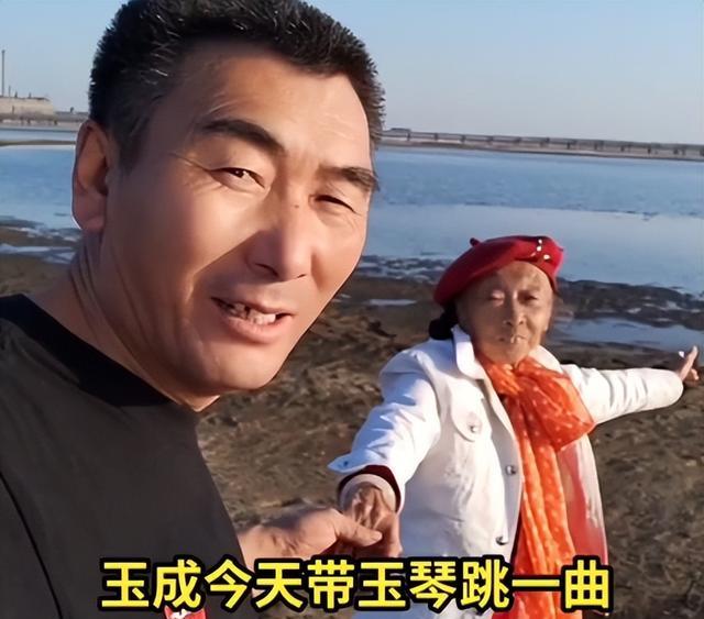 李玉成|85岁马玉琴鞋上踩满泥巴，一个人蹲路边清理，李玉成只顾拍视频