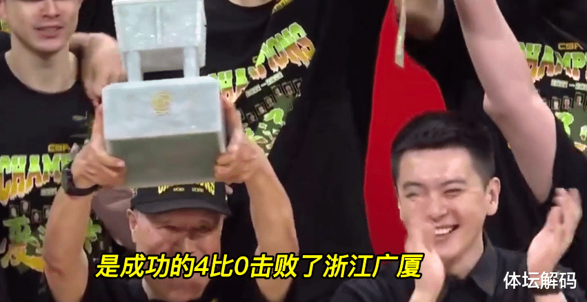 杨鸣|辽宁夺冠更衣室嗨了，杨鸣被NBA冠军激吻，被赵继伟郭艾伦喷香槟