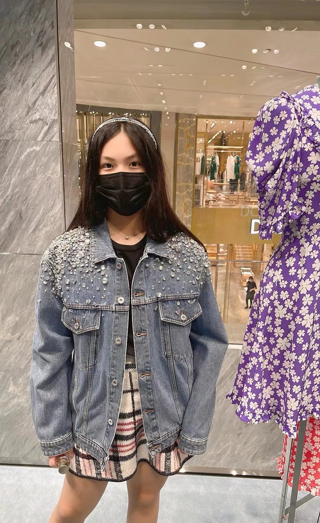 运动 王诗龄穿超短裙打高尔夫,动作熟练气质优雅,瘦身后大长腿吸睛