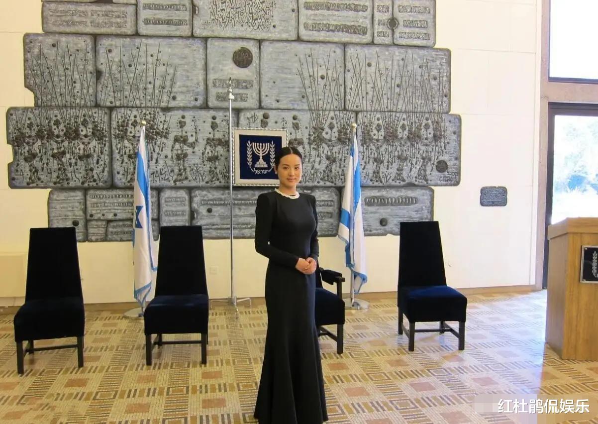 哈辉|歌唱家哈辉晒全家福，一双儿女可爱颜值高，老公杨柳胡子花白抢眼