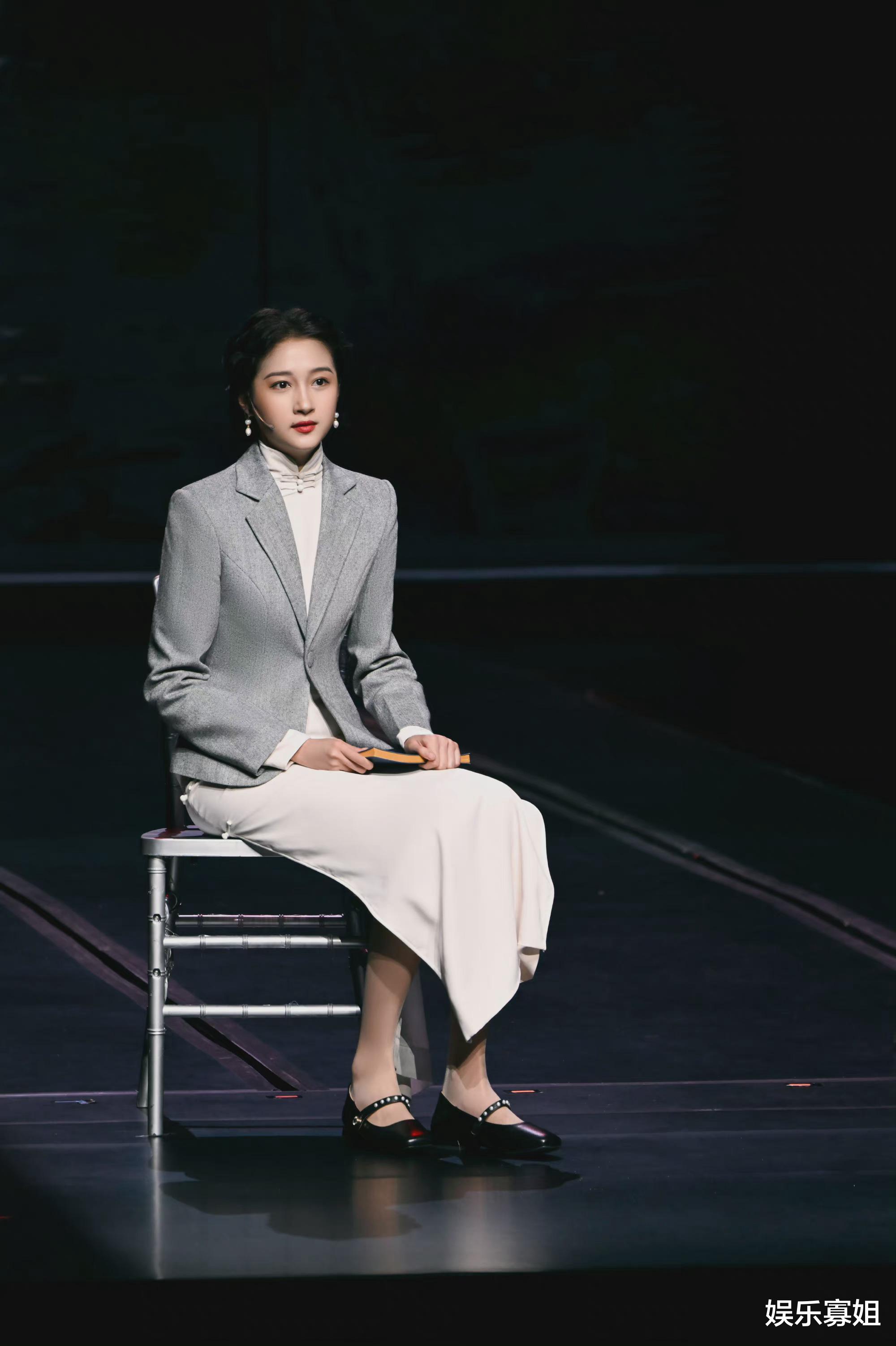 关晓彤|关晓彤出演话剧《抗战中的文艺》，扮相端庄大气，眼神坚定