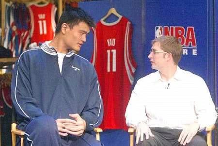 姚明|陪伴三年帮助姚明在NBA站稳脚跟，姚明如何回报翻译科林潘？