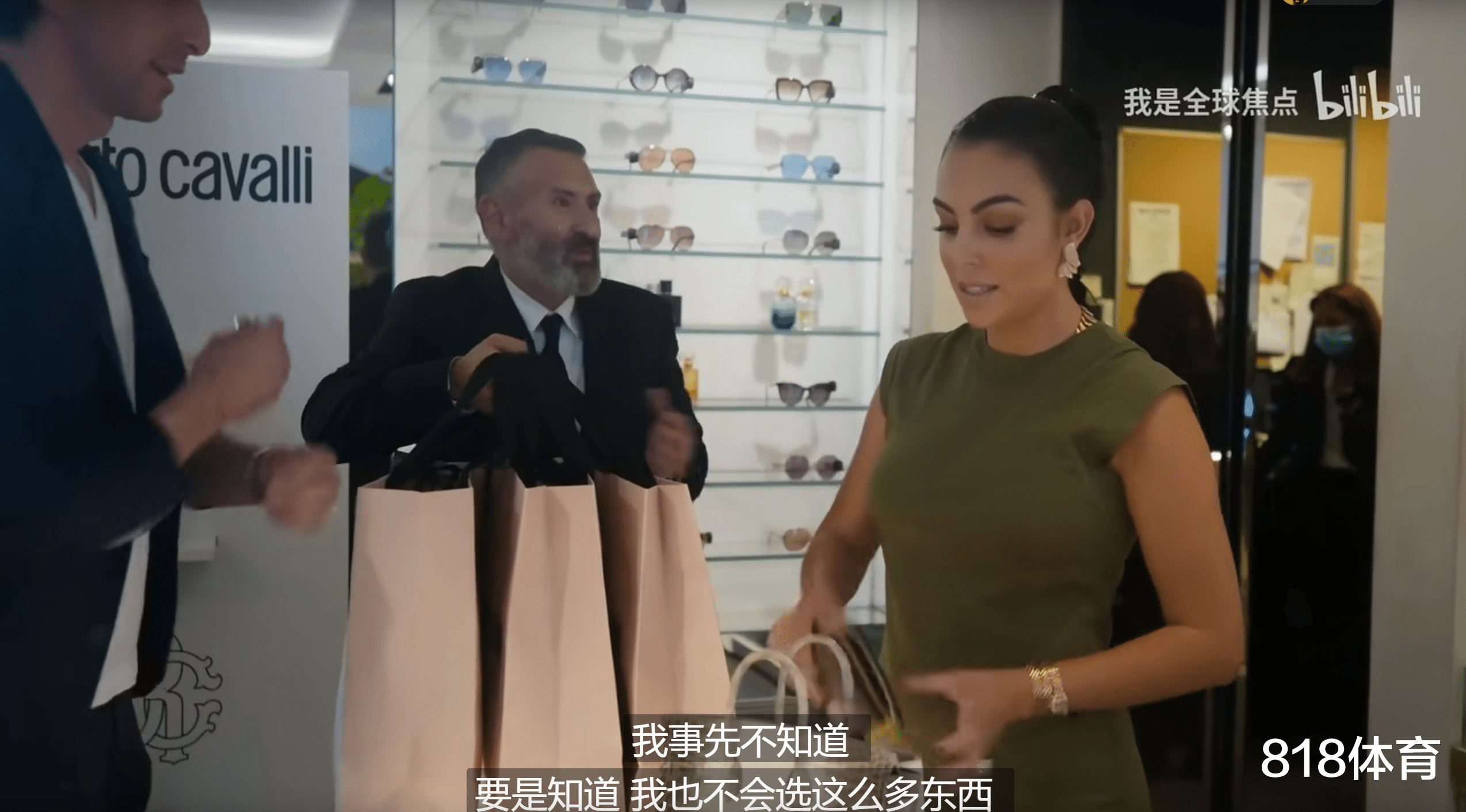 米兰|排面! C罗女友逛米兰奢侈品店买衣服+香水, 结账时被老板直接免单太惊喜