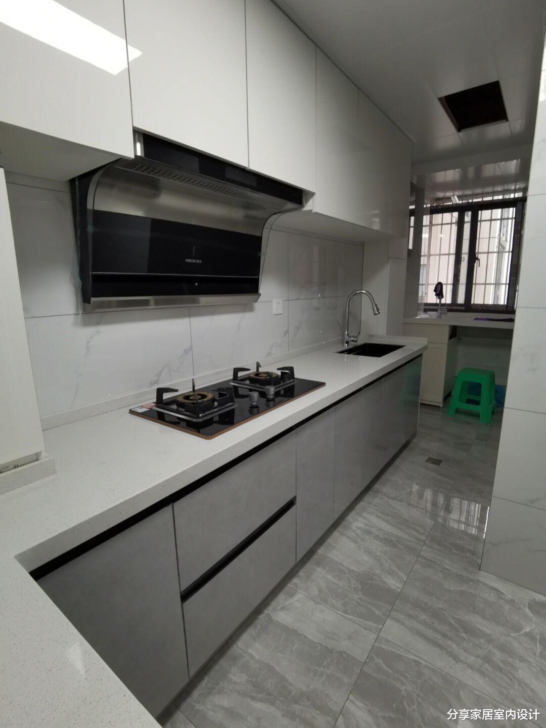 硬装完工,放弃木工师傅选择全屋定制很满意,铺贴灰色瓷砖很机智